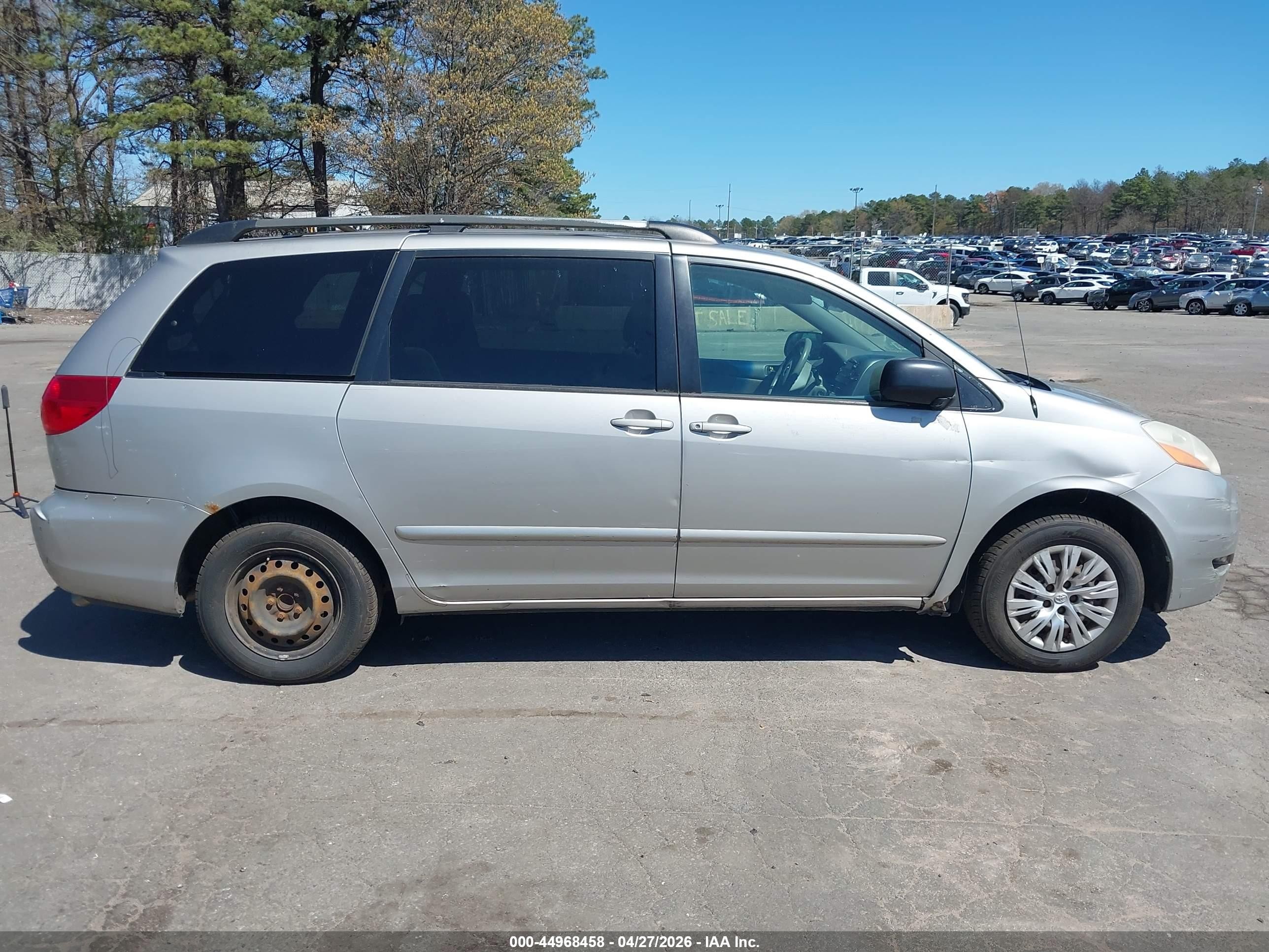 2007 Toyota Sienna Le Серебряный vin: 5TDZK23C67S055014