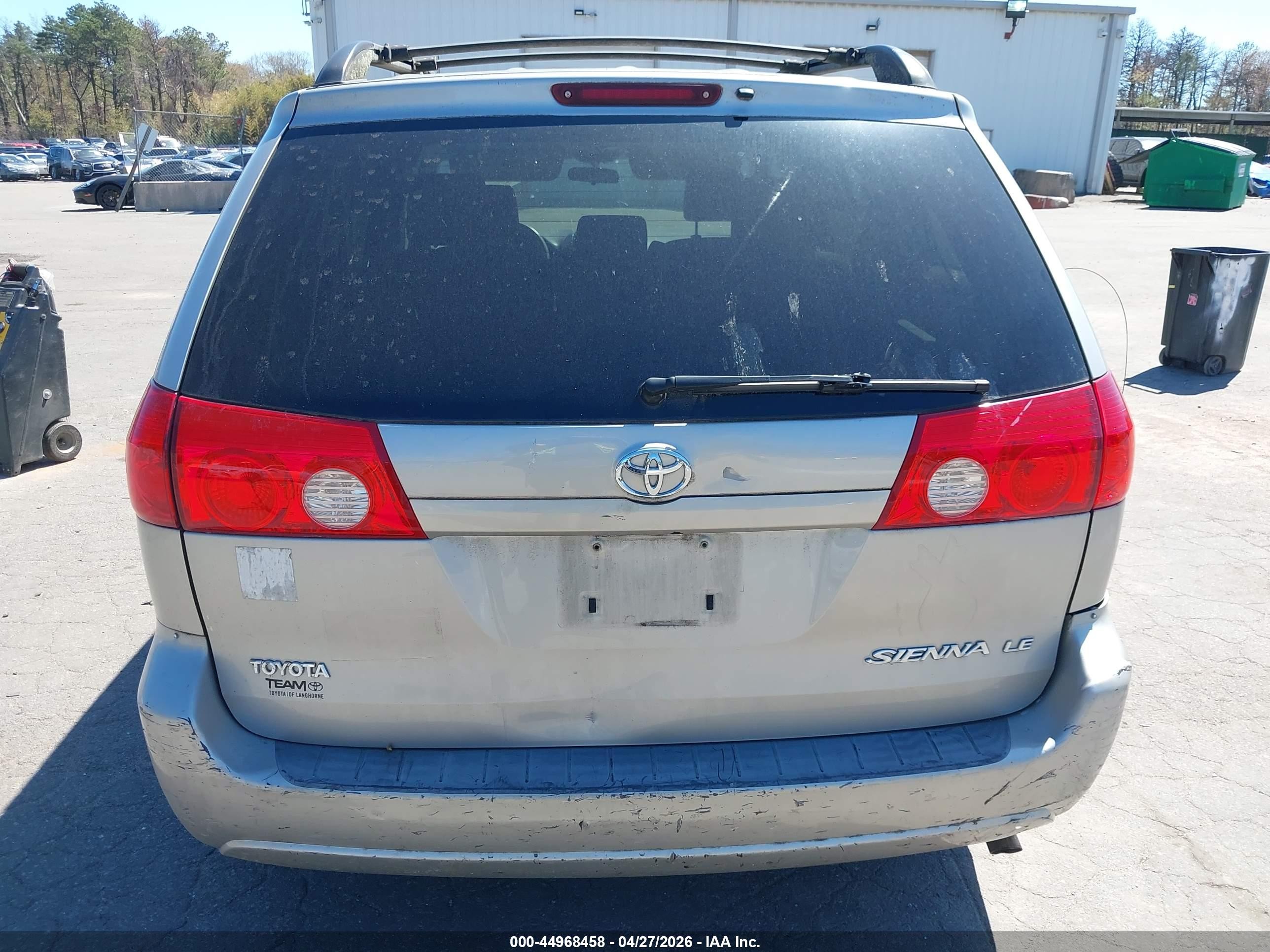 2007 Toyota Sienna Le Серебряный vin: 5TDZK23C67S055014