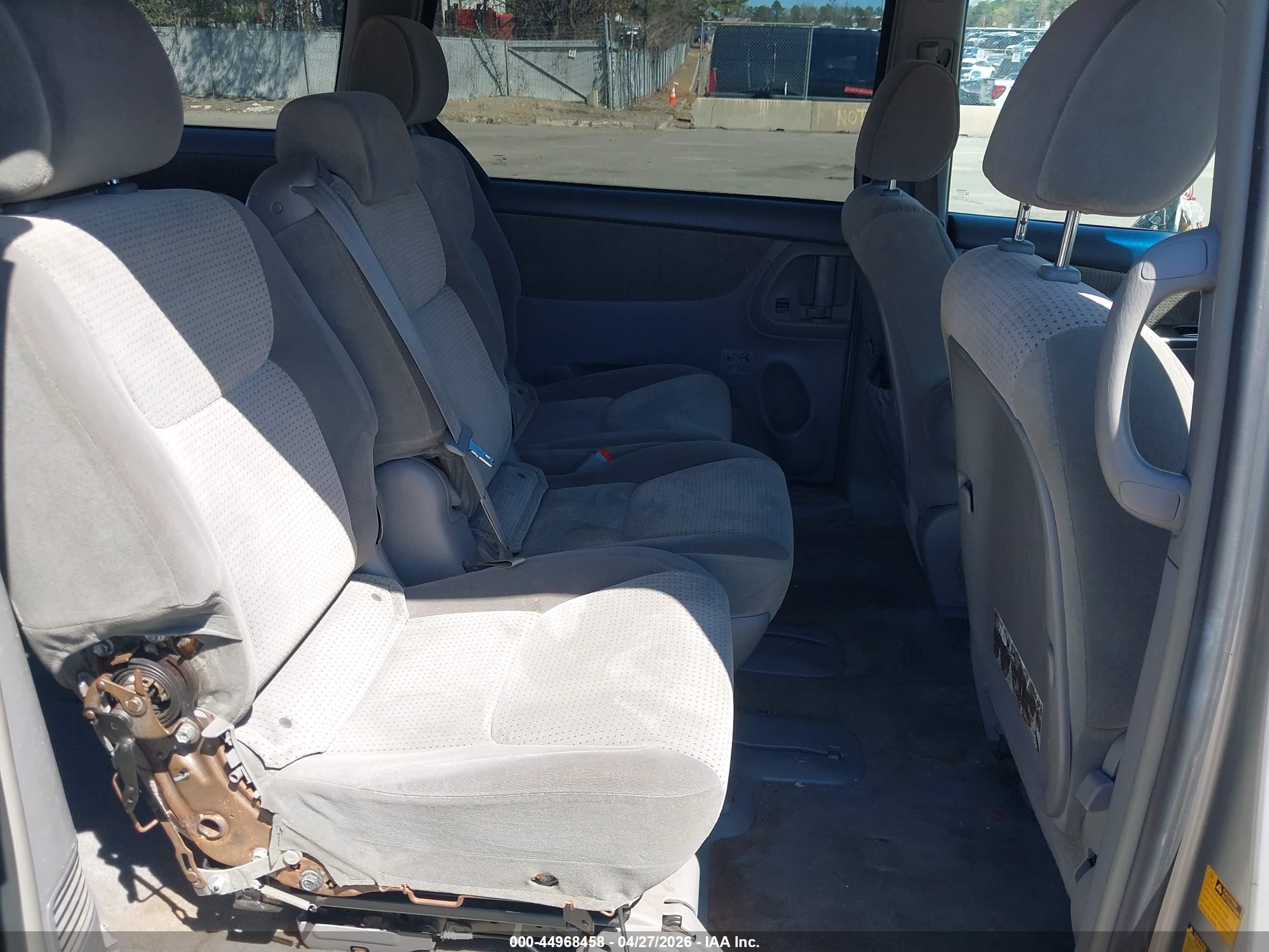 2007 Toyota Sienna Le Серебряный vin: 5TDZK23C67S055014