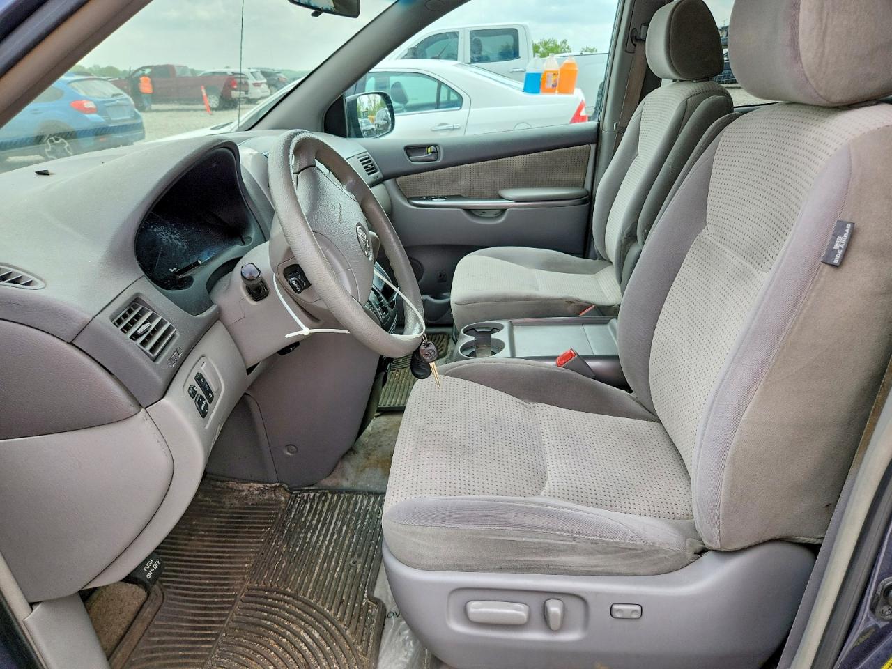 2007 Toyota Sienna Le 7-passenger Серый vin: 5TDZK23C67S057278