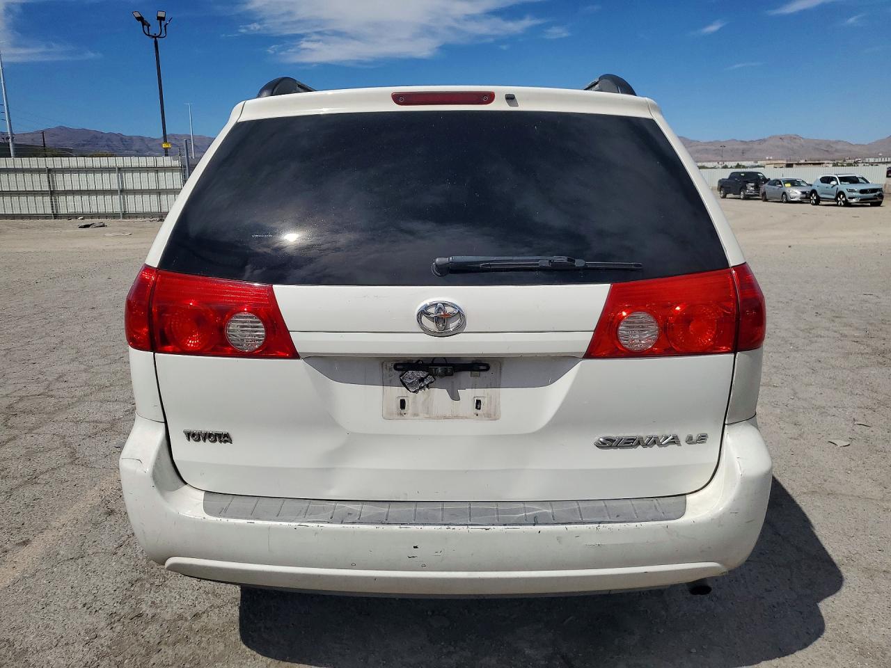 2007 Toyota Sienna Le 7-passenger White vin: 5TDZK23C67S097246