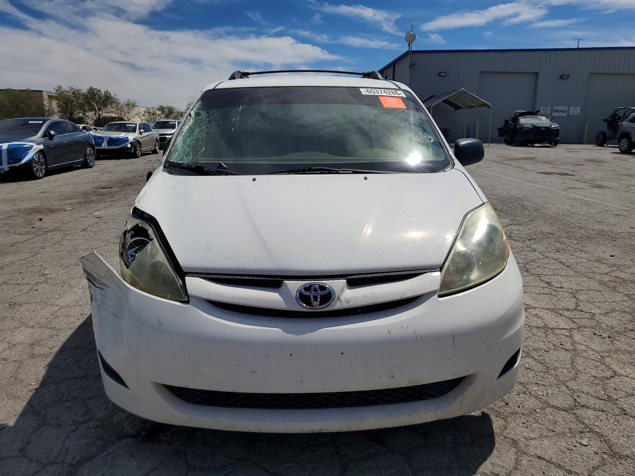 2007 Toyota Sienna Le 7-passenger White vin: 5TDZK23C67S097246