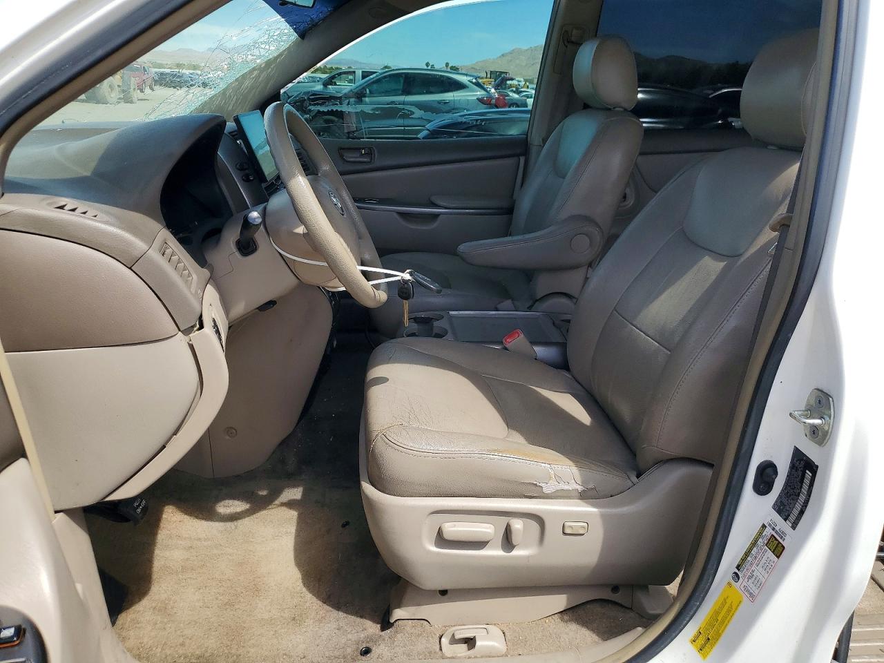 2007 Toyota Sienna Le 7-passenger White vin: 5TDZK23C67S097246