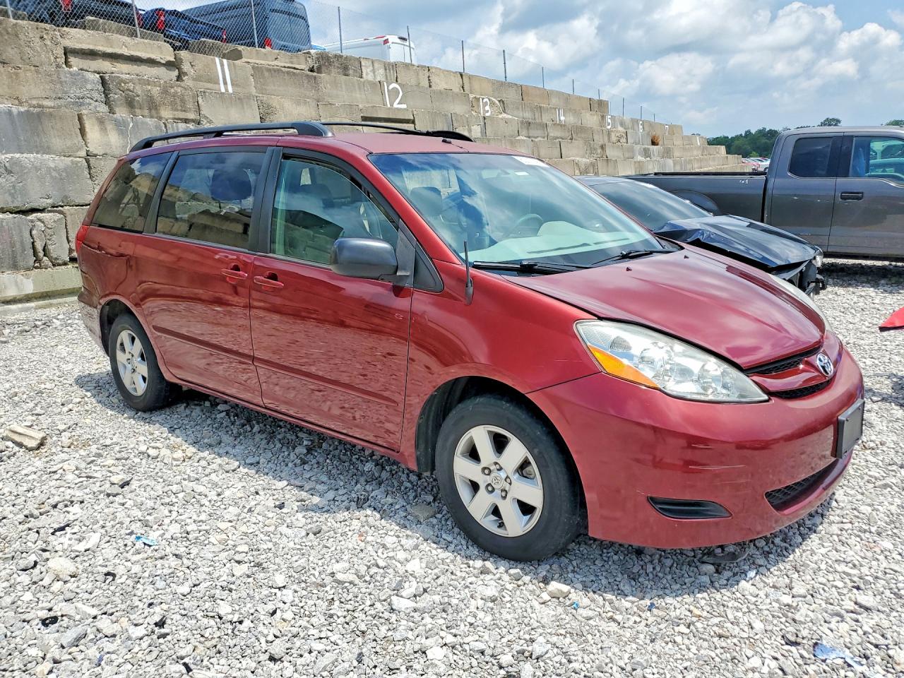 2008 Toyota Sienna Le 7-passenger Burgundy vin: 5TDZK23C68S192472
