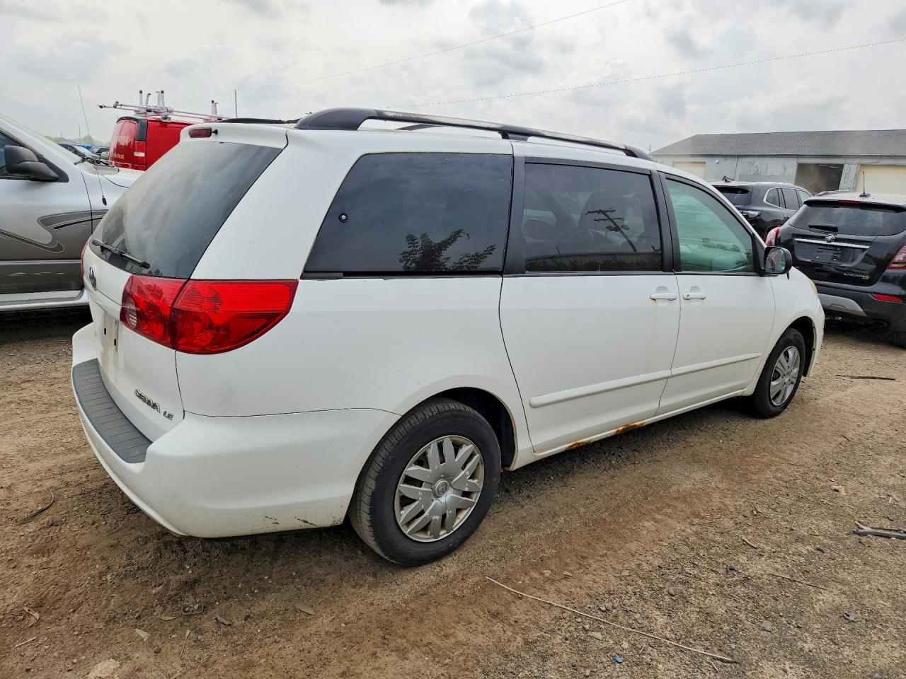 2009 Toyota Sienna Le 8-passenger White vin: 5TDZK23C69S251313