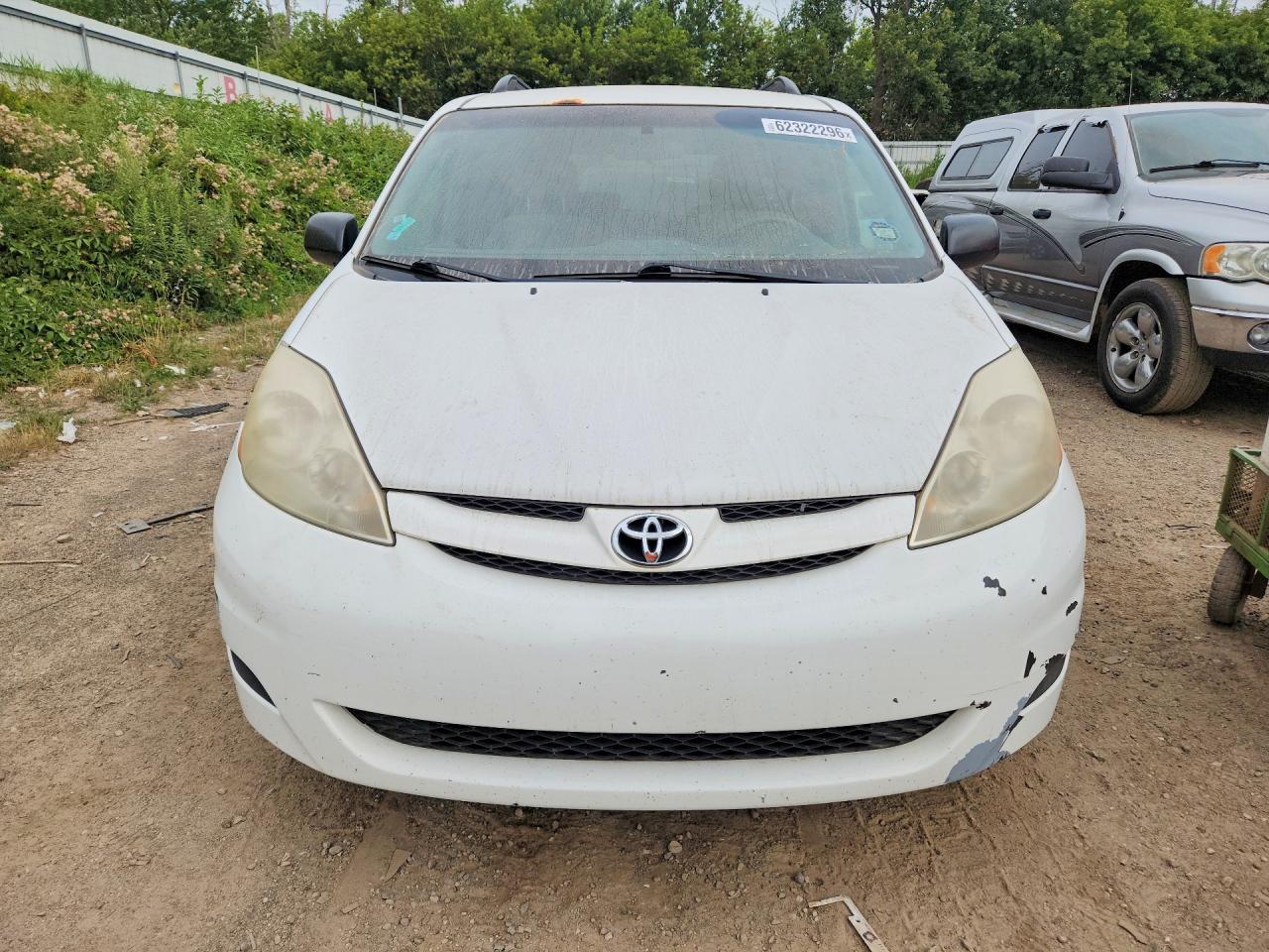 2009 Toyota Sienna Le 8-passenger White vin: 5TDZK23C69S251313