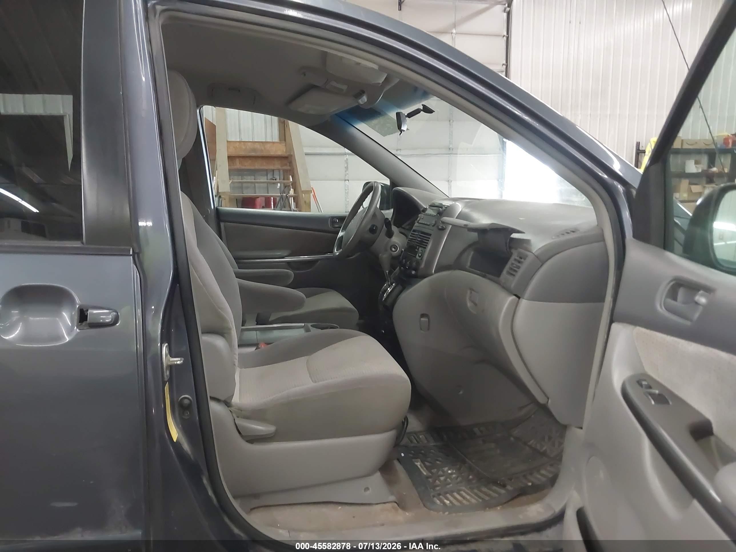 2009 Toyota Sienna Le Light Blue vin: 5TDZK23C69S271786