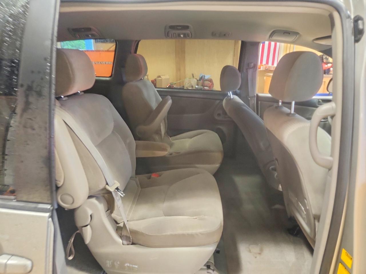 2007 Toyota Sienna Le 7-passenger Gray vin: 5TDZK23C77S076342