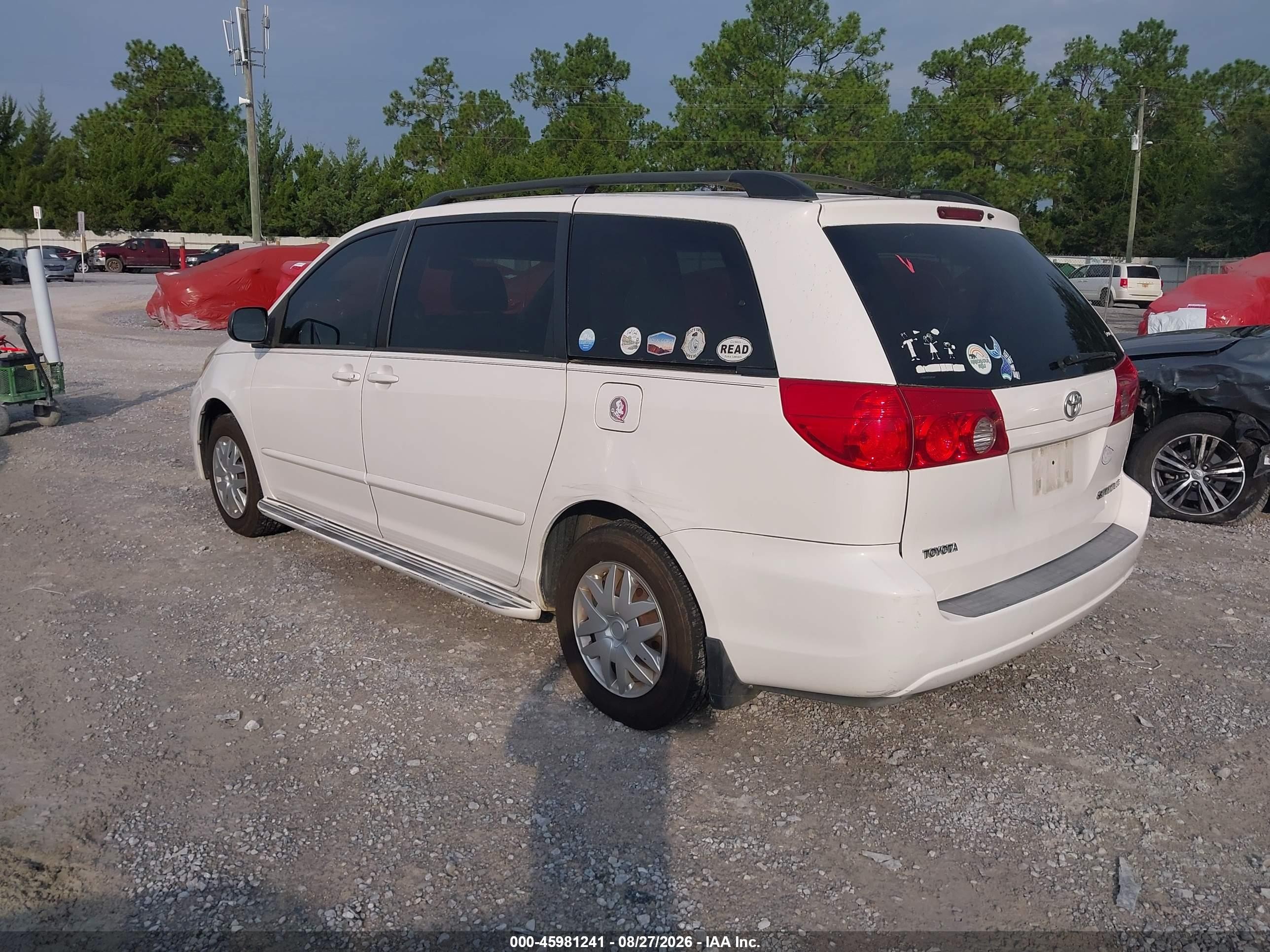 2007 Toyota Sienna Le White vin: 5TDZK23C77S092069
