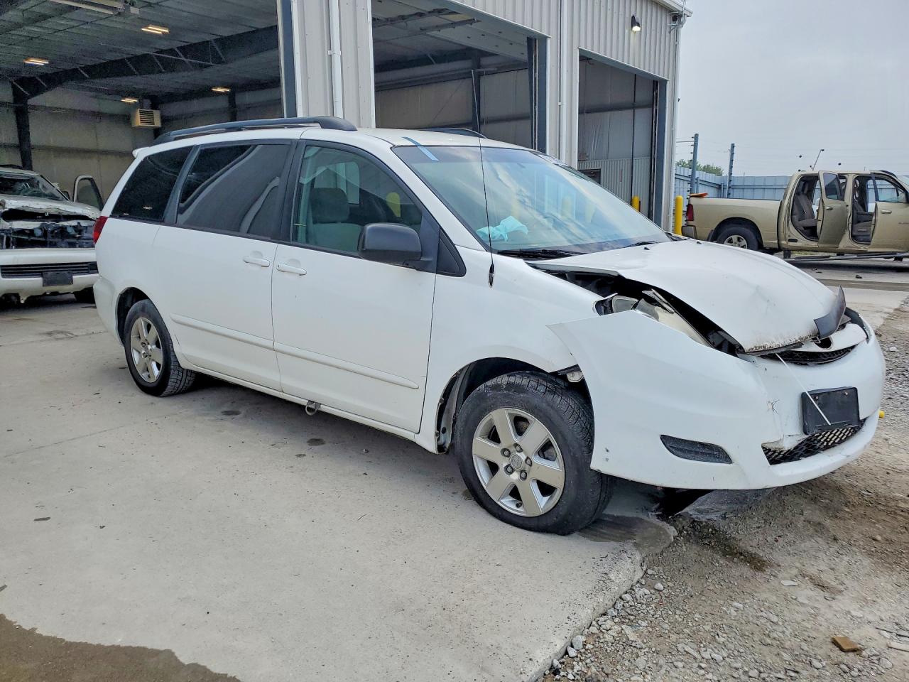 2008 Toyota Sienna Le 7-passenger Белый vin: 5TDZK23C78S108479