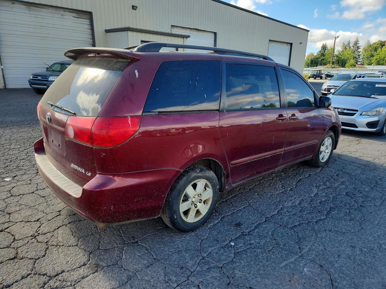 2008 Toyota Sienna Le 8-passenger Red vin: 5TDZK23C78S164101