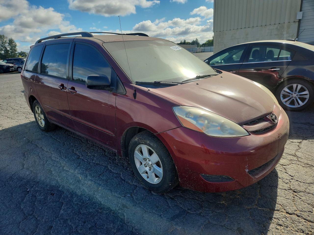 2008 Toyota Sienna Le 8-passenger Red vin: 5TDZK23C78S164101