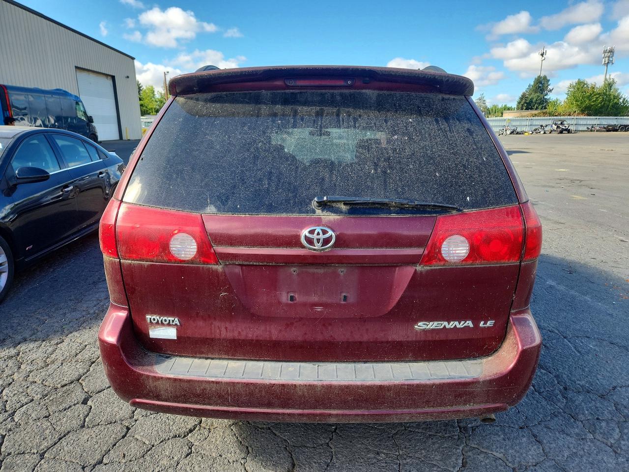 2008 Toyota Sienna Le 8-passenger Red vin: 5TDZK23C78S164101