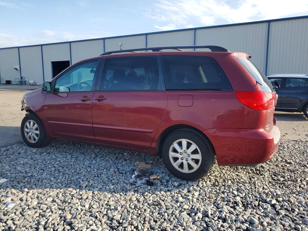 2008 Toyota Sienna Le 8-passenger Red vin: 5TDZK23C78S166351