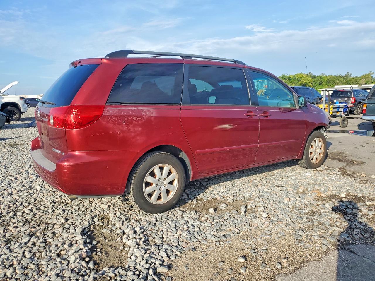 2008 Toyota Sienna Le 8-passenger Red vin: 5TDZK23C78S166351