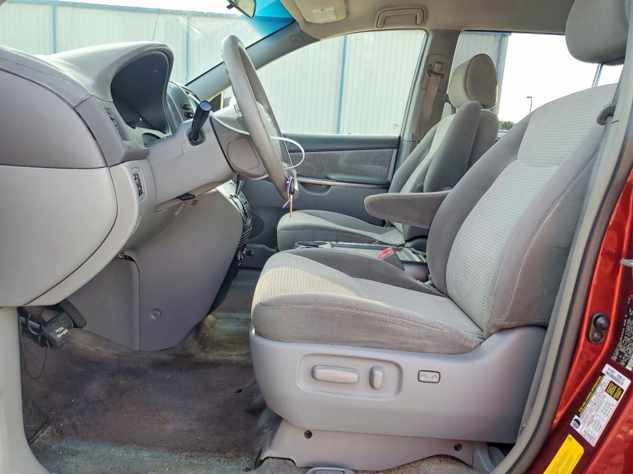 2008 Toyota Sienna Le 8-passenger Red vin: 5TDZK23C78S166351