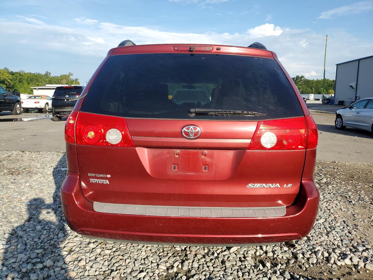 2008 Toyota Sienna Le 8-passenger Red vin: 5TDZK23C78S166351
