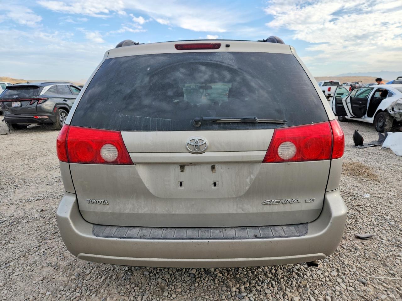 2008 Toyota Sienna Le 7-passenger Gold vin: 5TDZK23C78S204984