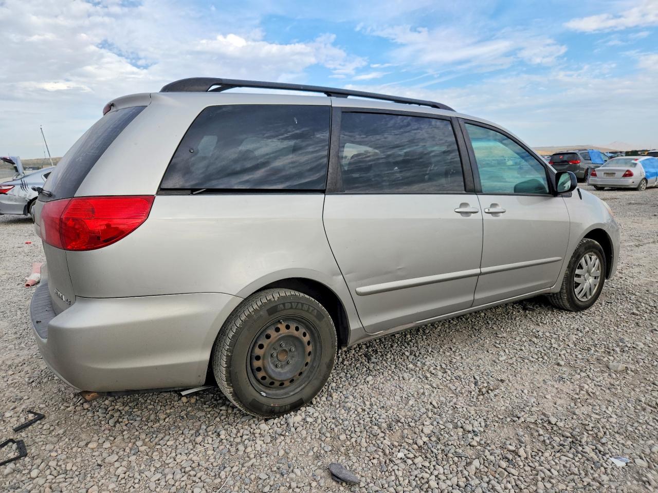 2008 Toyota Sienna Le 7-passenger Gold vin: 5TDZK23C78S204984
