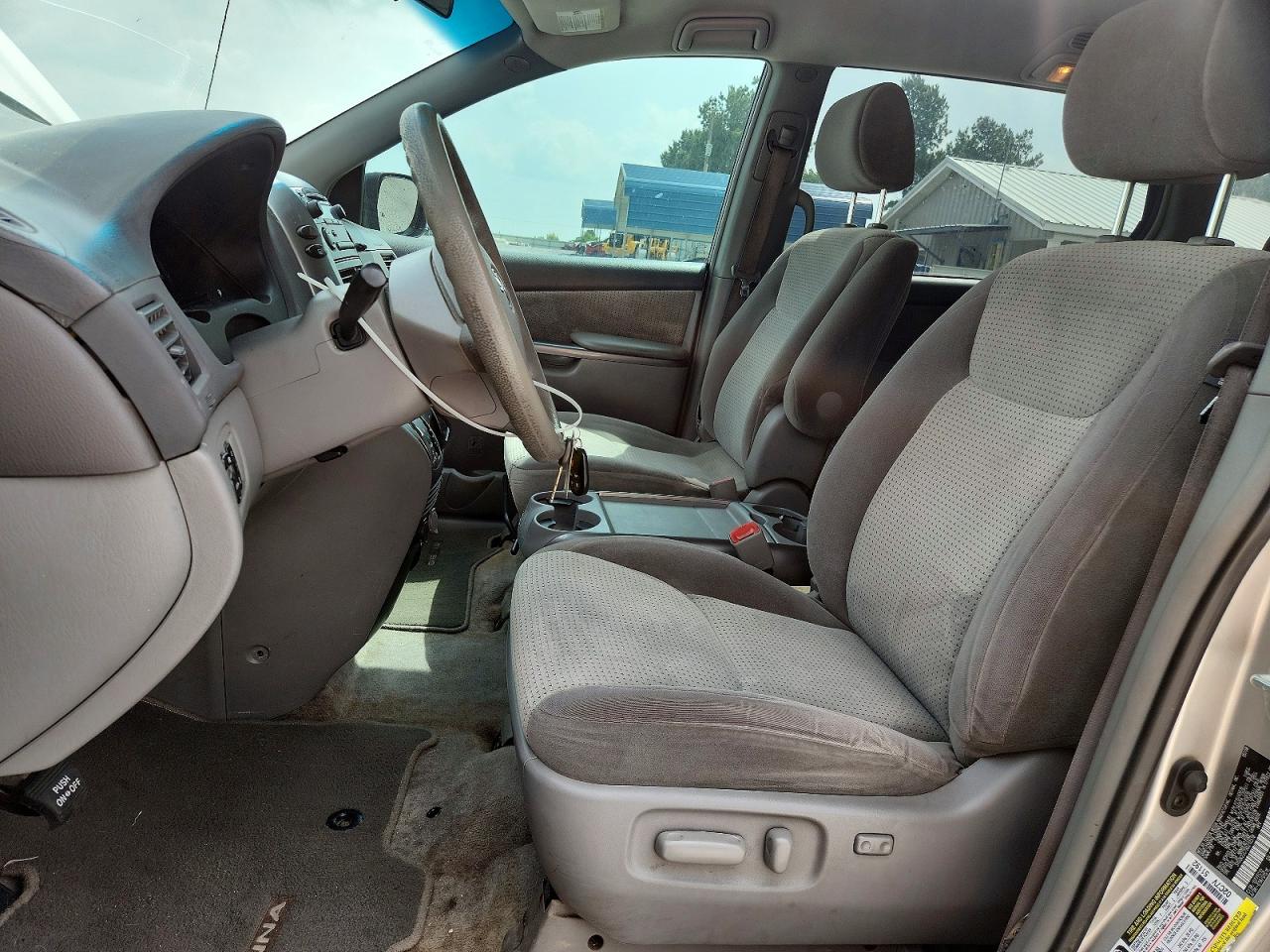 2008 Toyota Sienna Silver vin: 5TDZK23C78S212518