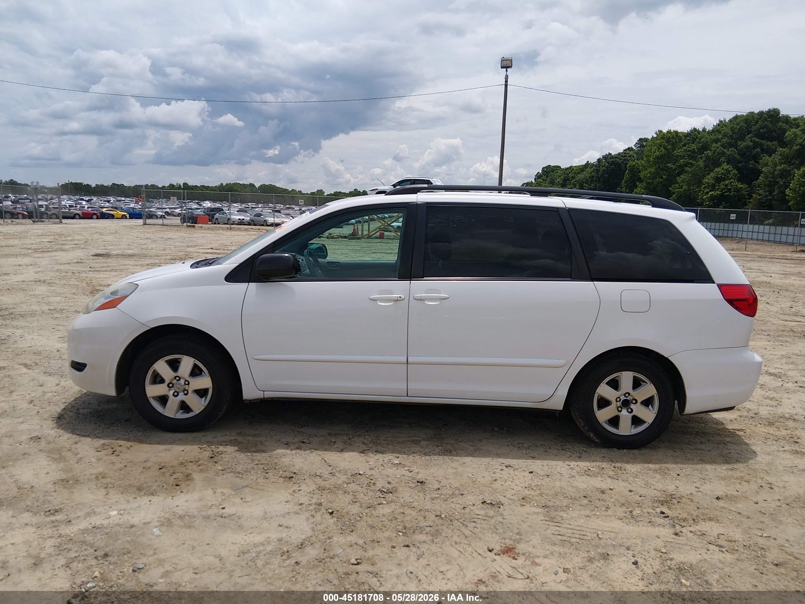 2009 Toyota Sienna Le White vin: 5TDZK23C79S232740
