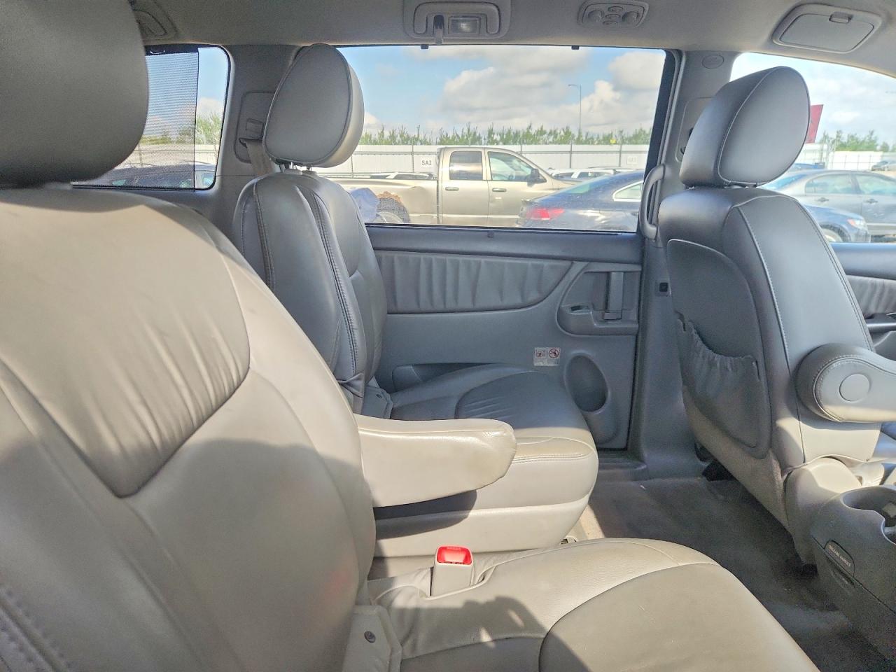 2009 Toyota Sienna Ce 7-passenger Maroon vin: 5TDZK23C79S241356