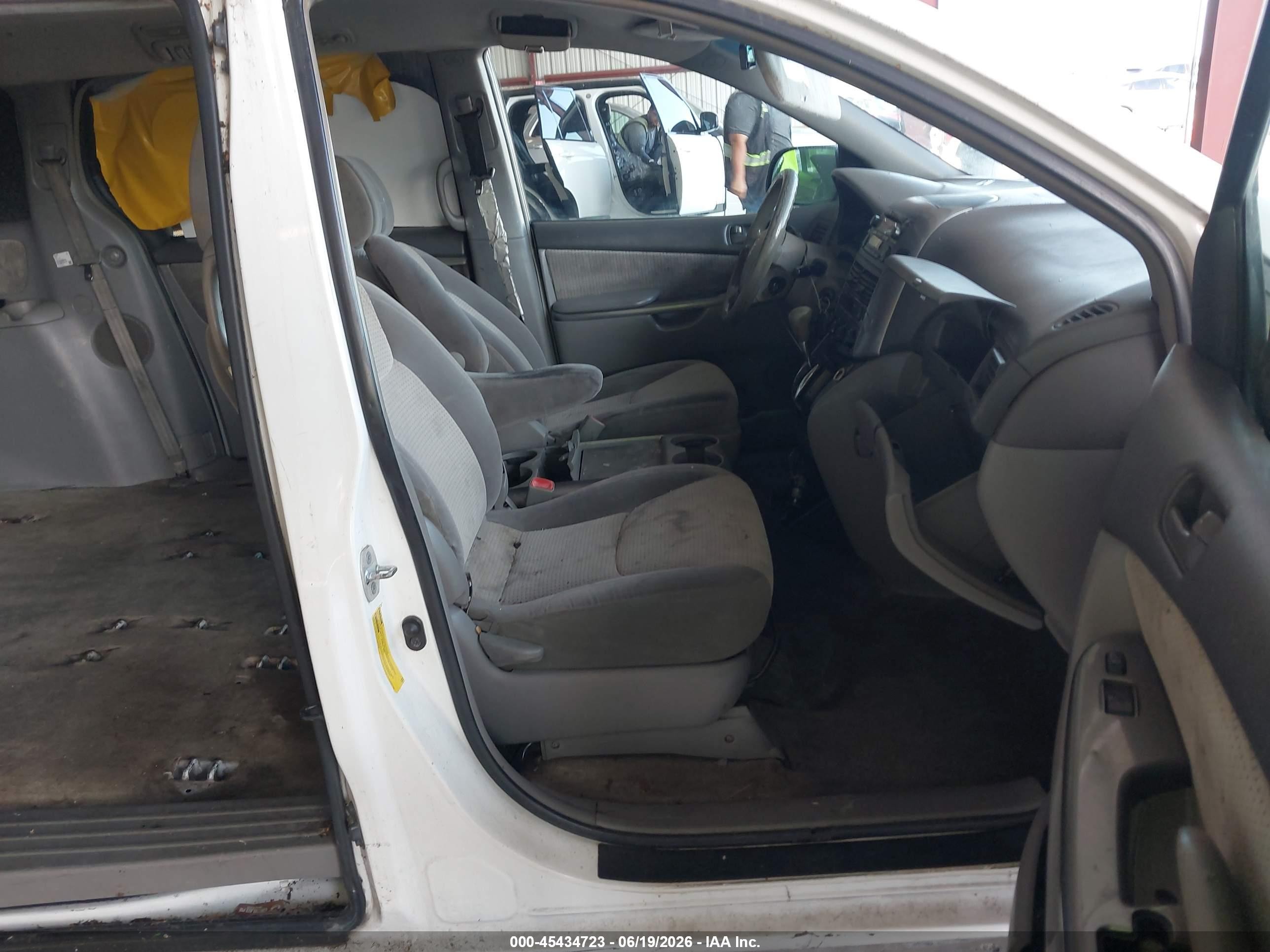 2009 Toyota Sienna Le White vin: 5TDZK23C79S243446