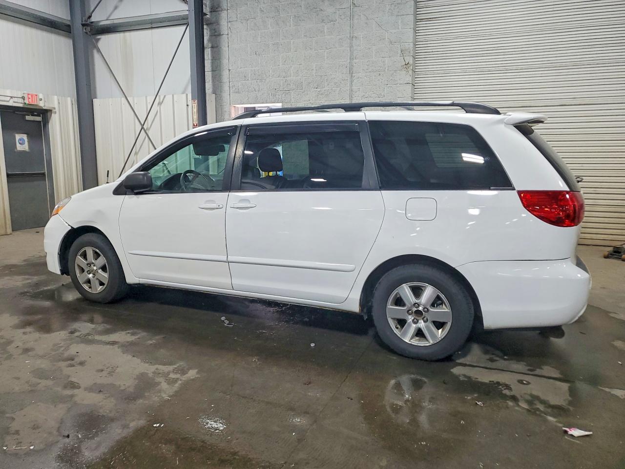 2009 Toyota Sienna Le 8-passenger White vin: 5TDZK23C79S266564