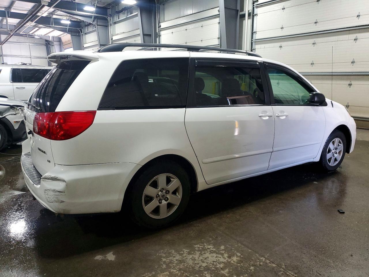 2009 Toyota Sienna Le 8-passenger White vin: 5TDZK23C79S266564