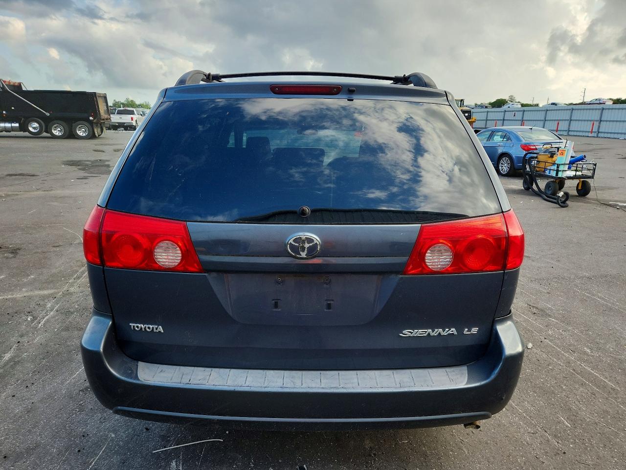 2009 Toyota Sienna Le 8-passenger Gray vin: 5TDZK23C79S267651