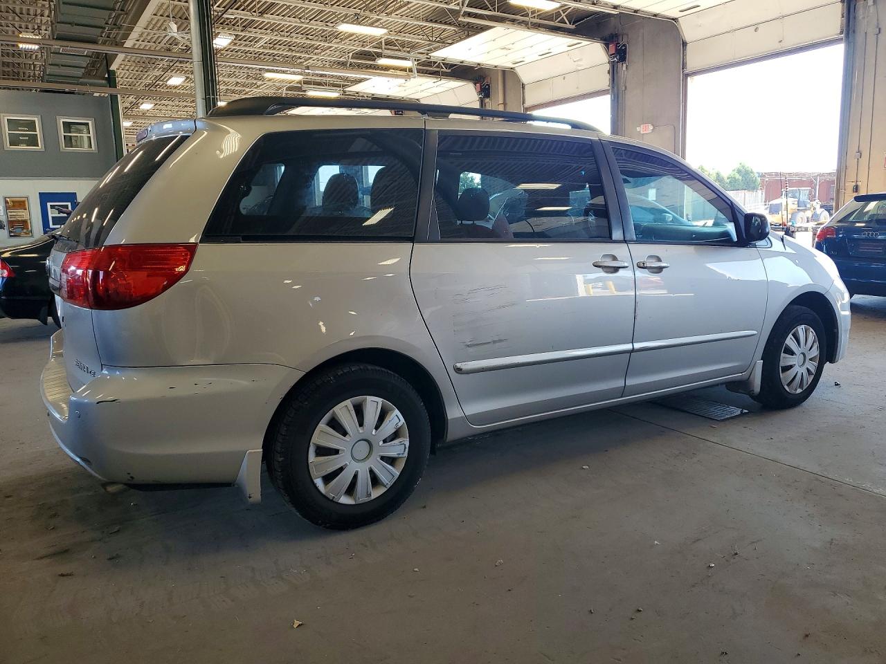 2009 Toyota Sienna Ce 7-passenger Silver vin: 5TDZK23C79S282179