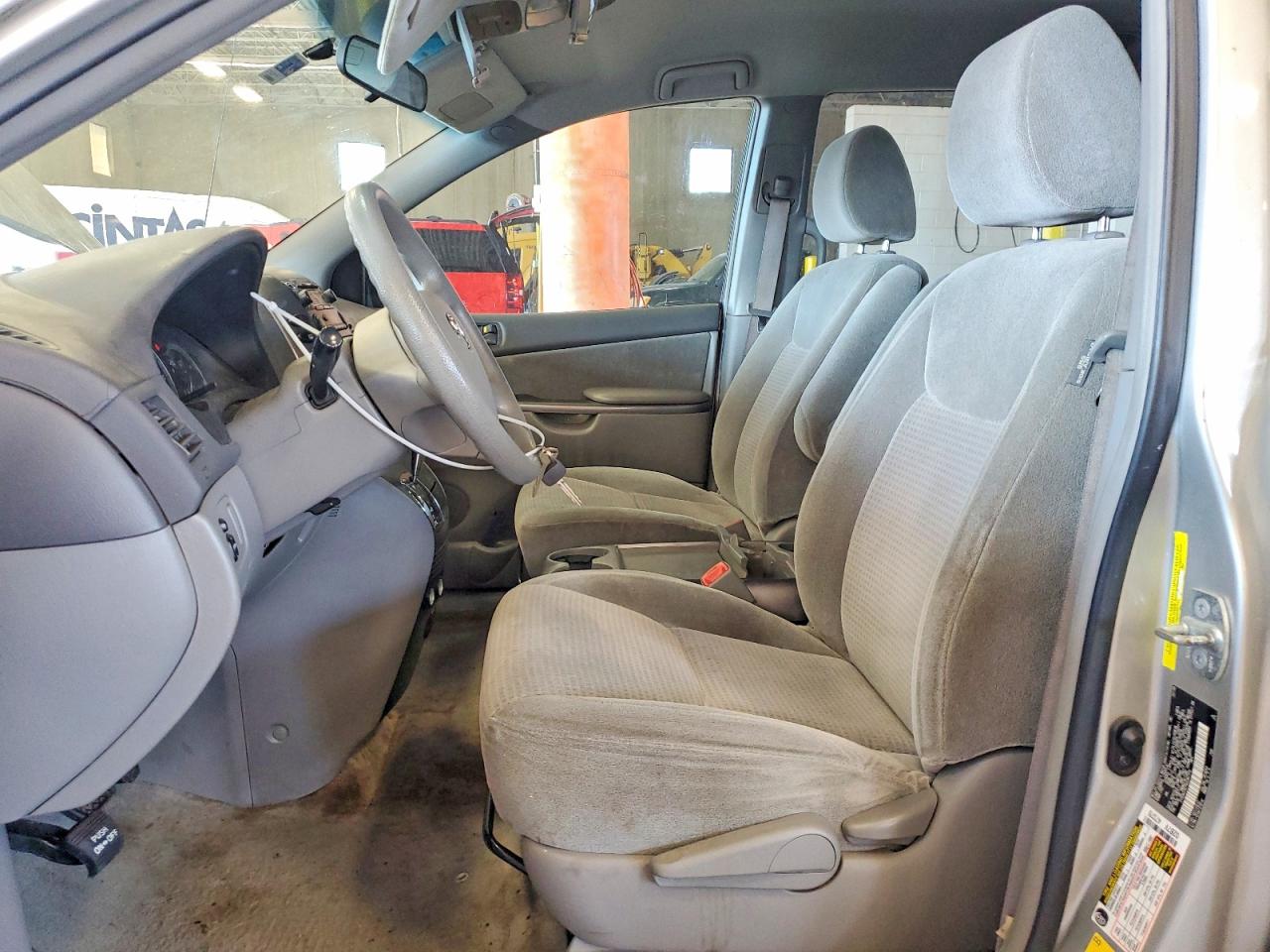 2009 Toyota Sienna Ce 7-passenger Silver vin: 5TDZK23C79S282179