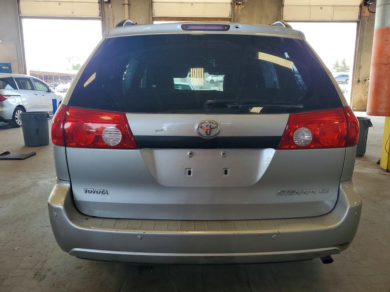 2009 Toyota Sienna Ce 7-passenger Silver vin: 5TDZK23C79S282179