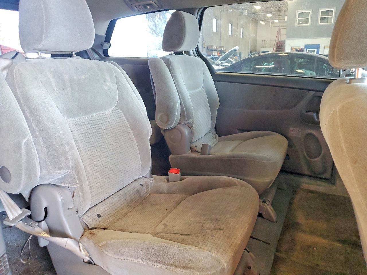 2009 Toyota Sienna Ce 7-passenger Silver vin: 5TDZK23C79S282179