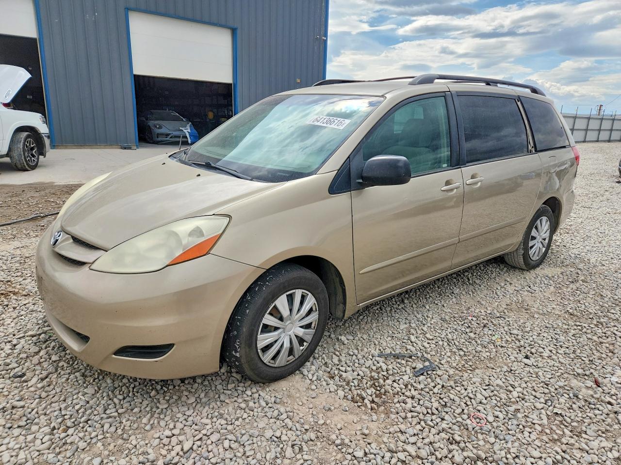 2009 Toyota Sienna Le 7-passenger Gold vin: 5TDZK23C79S283333