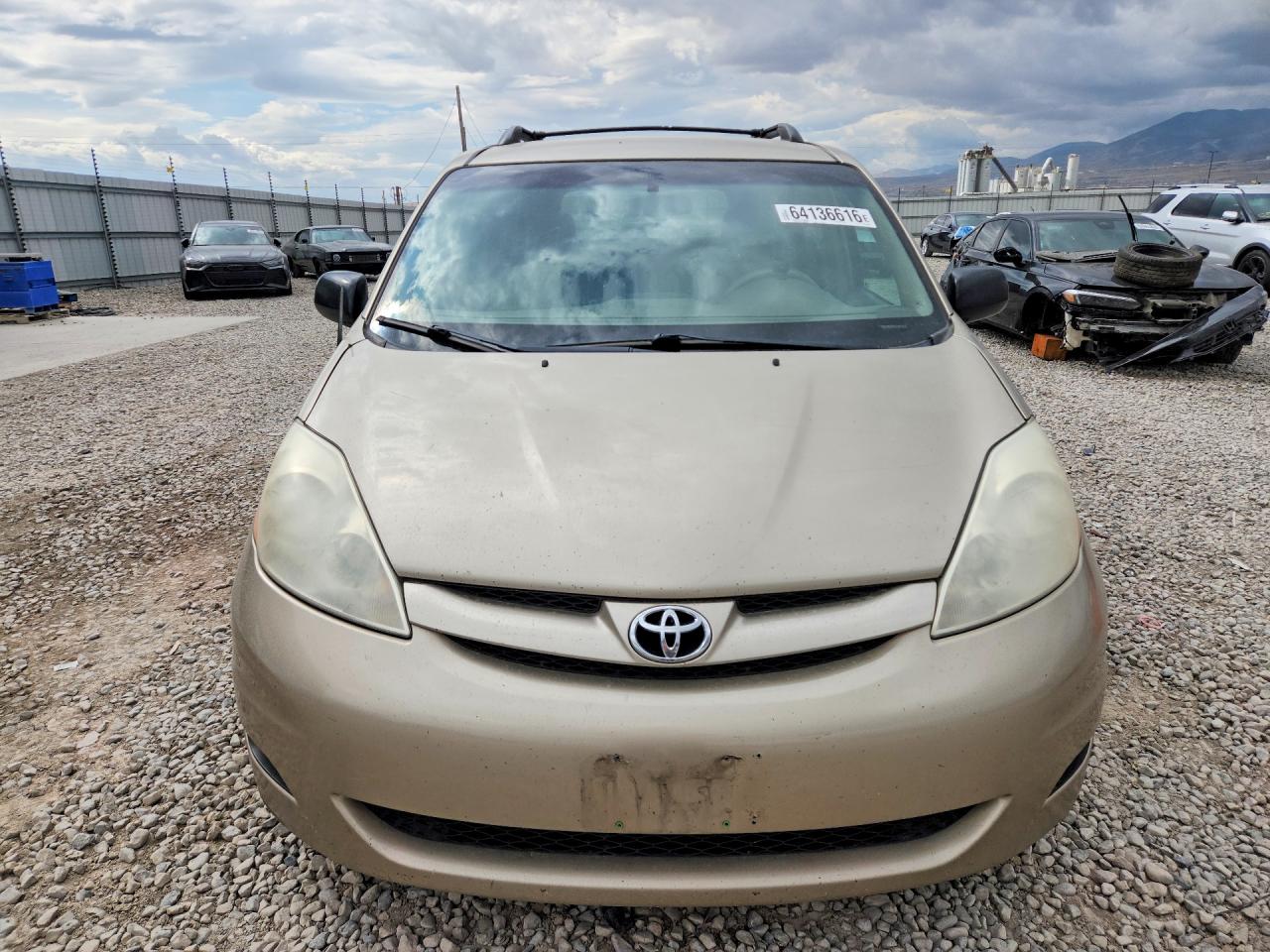 2009 Toyota Sienna Le 7-passenger Gold vin: 5TDZK23C79S283333