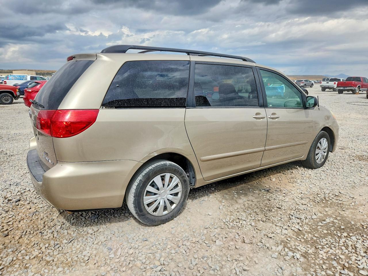 2009 Toyota Sienna Le 7-passenger Gold vin: 5TDZK23C79S283333