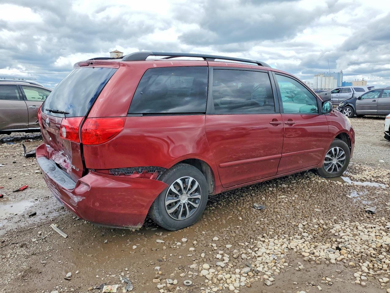 2007 Toyota Sienna Le 8-passenger Red vin: 5TDZK23C87S012004