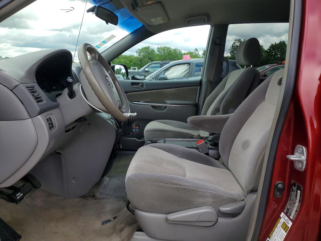 2007 Toyota Sienna Le 8-passenger Red vin: 5TDZK23C87S012004