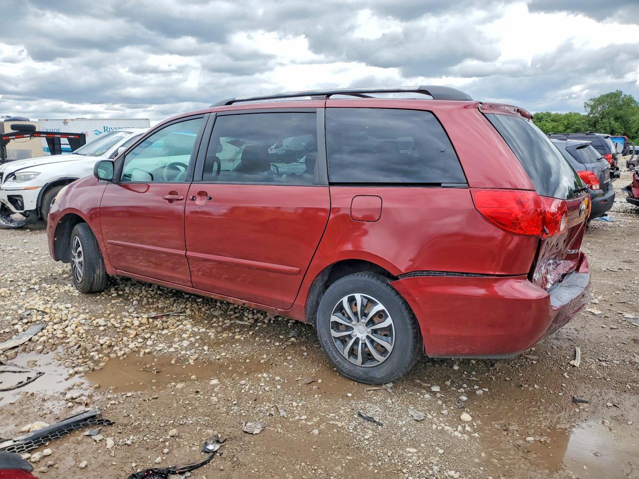 2007 Toyota Sienna Le 8-passenger Red vin: 5TDZK23C87S012004
