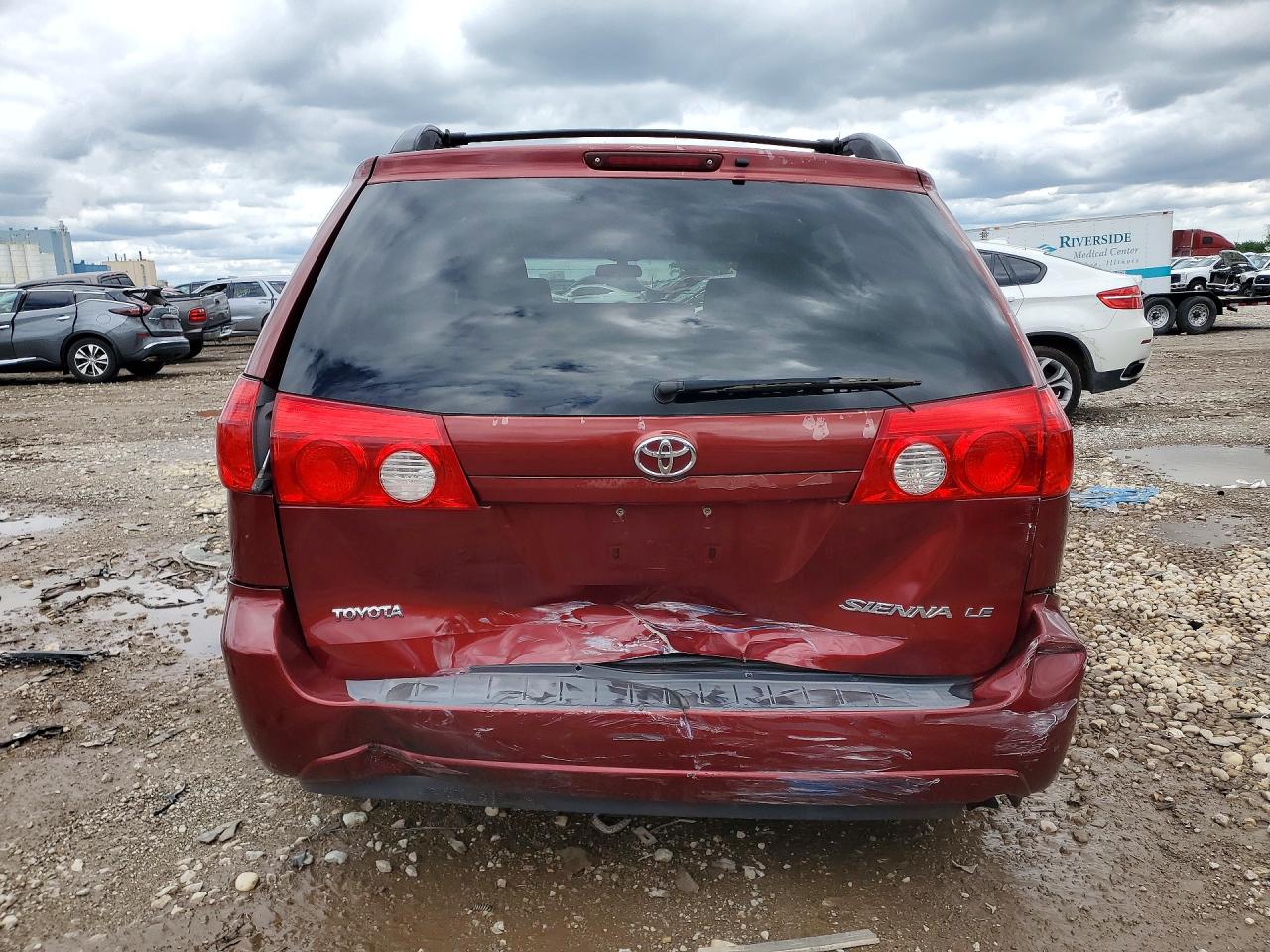 2007 Toyota Sienna Le 8-passenger Red vin: 5TDZK23C87S012004