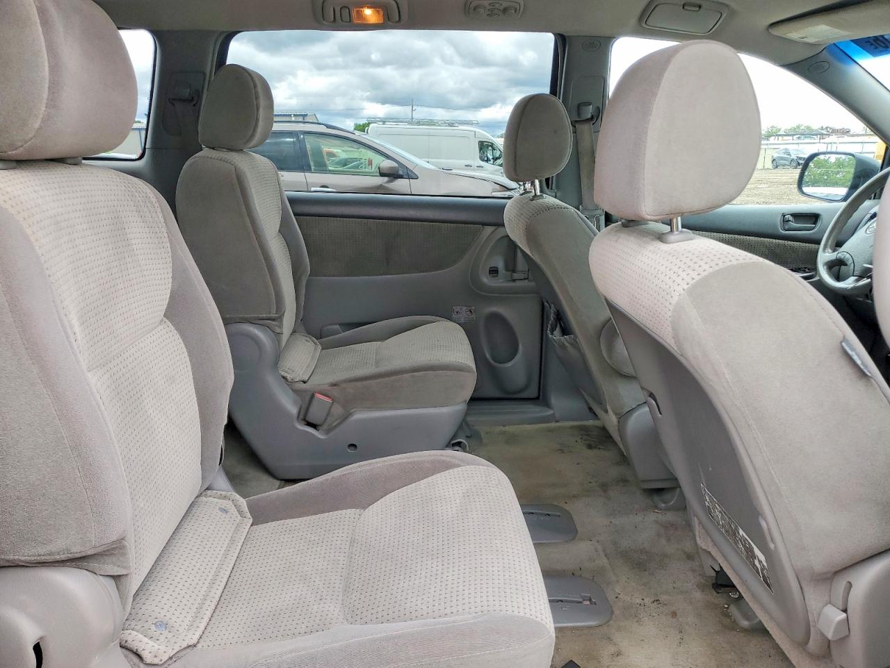 2007 Toyota Sienna Le 8-passenger Red vin: 5TDZK23C87S012004