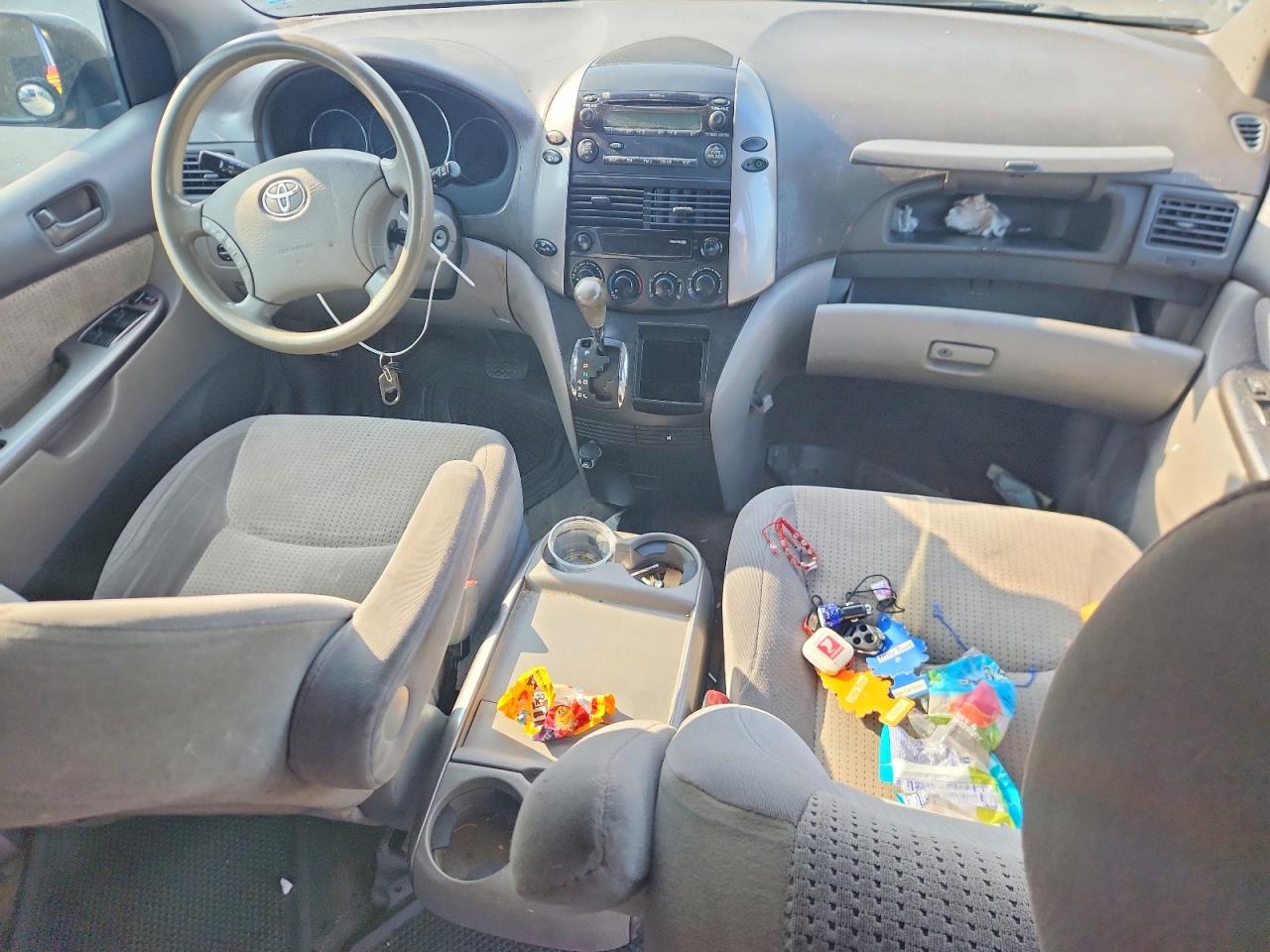 2007 Toyota Sienna Le 7-passenger Gold vin: 5TDZK23C87S023617