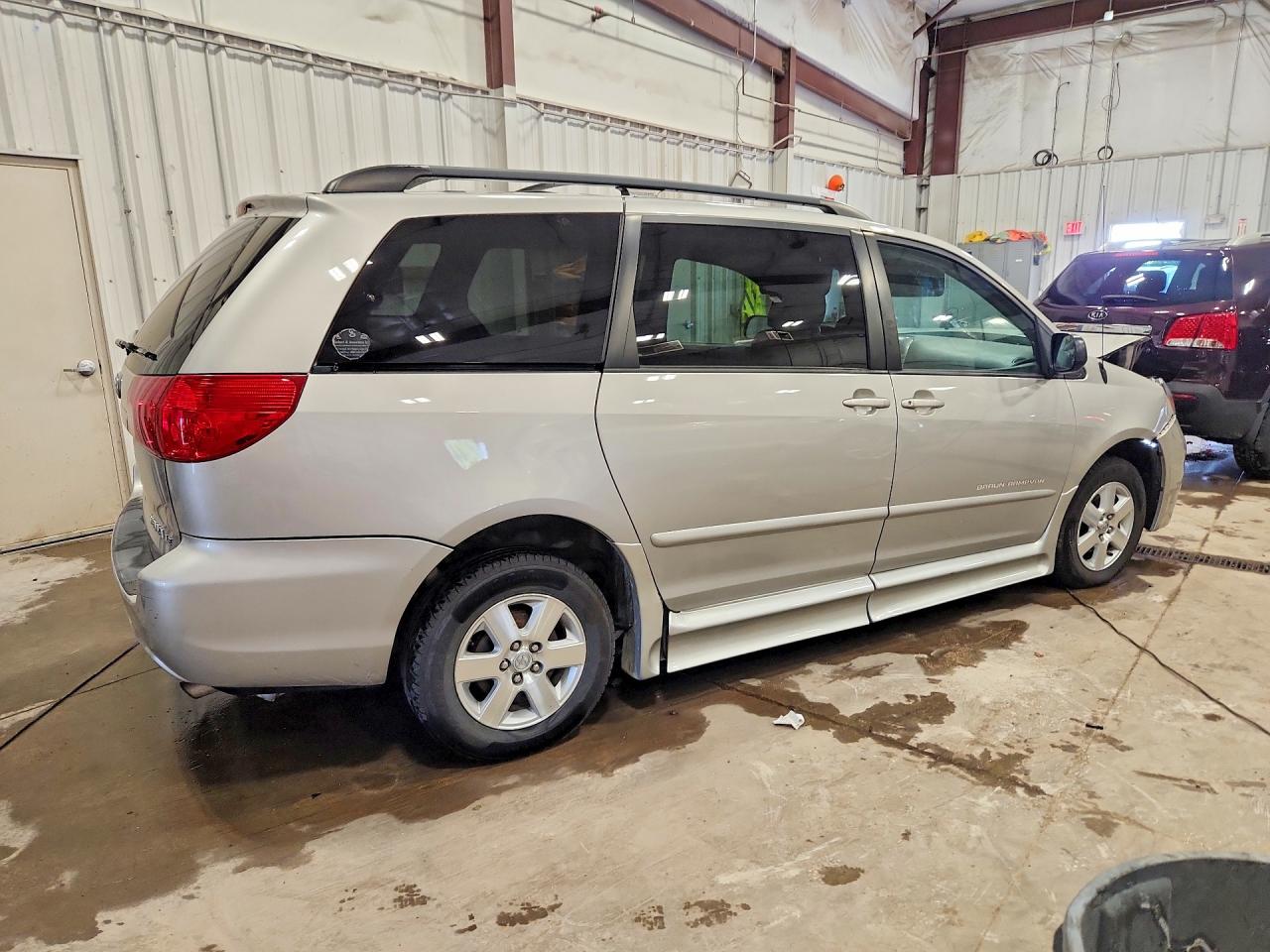 2007 Toyota Sienna Le 8-passenger Серебряный vin: 5TDZK23C87S030003