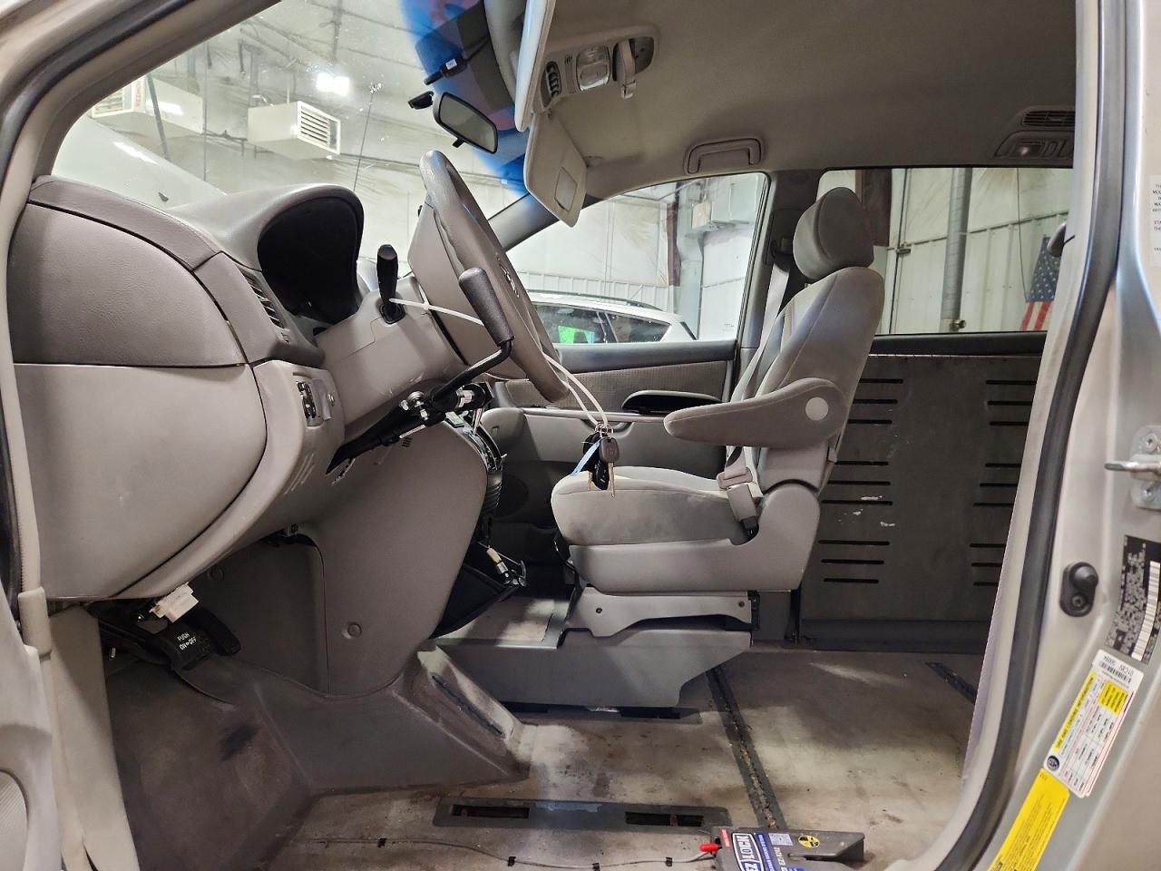 2007 Toyota Sienna Le 8-passenger Серебряный vin: 5TDZK23C87S030003
