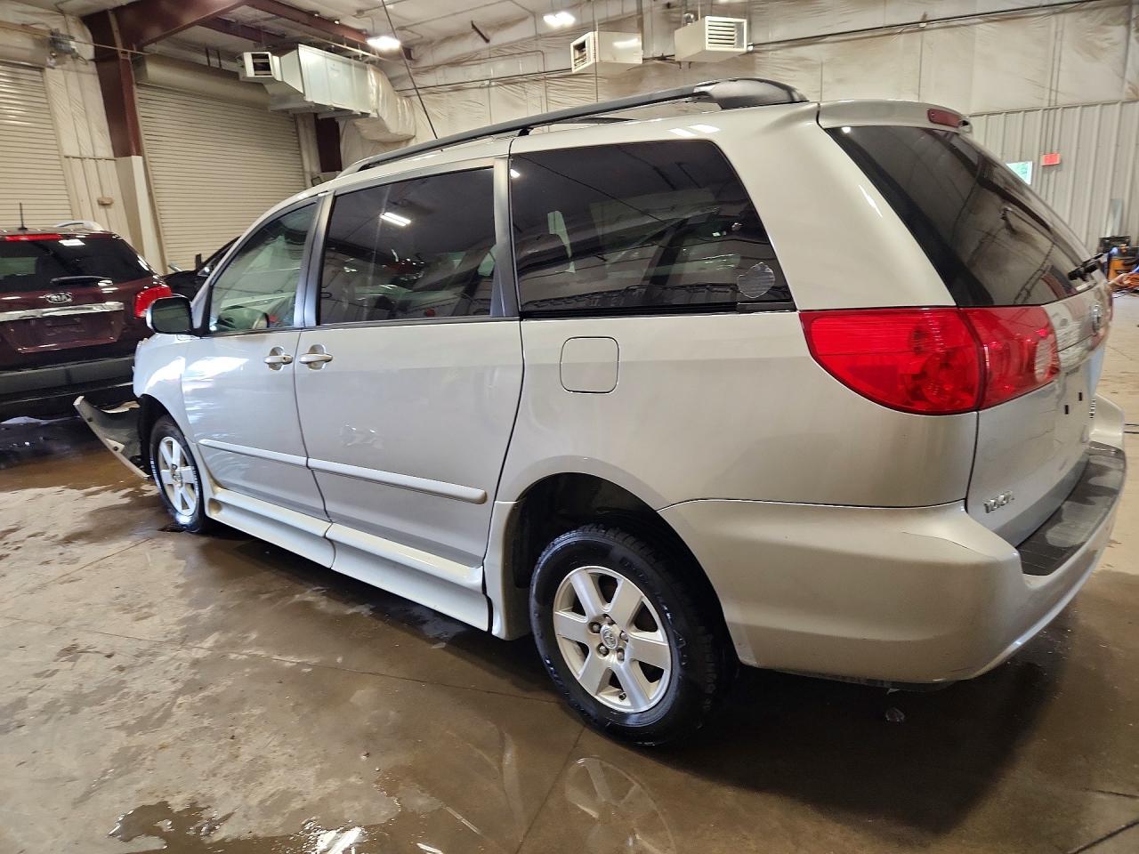 2007 Toyota Sienna Le 8-passenger Серебряный vin: 5TDZK23C87S030003