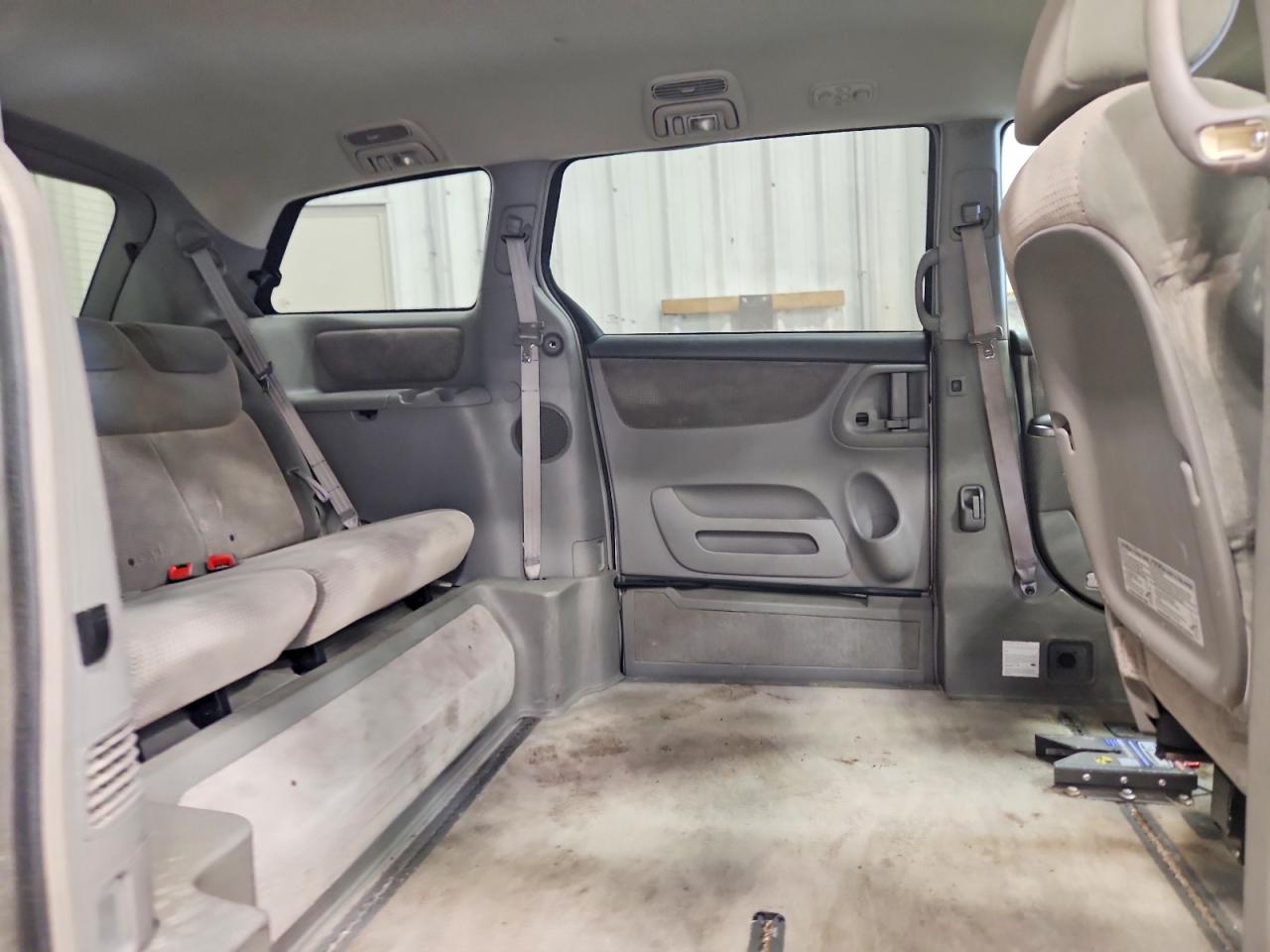 2007 Toyota Sienna Le 8-passenger Серебряный vin: 5TDZK23C87S030003