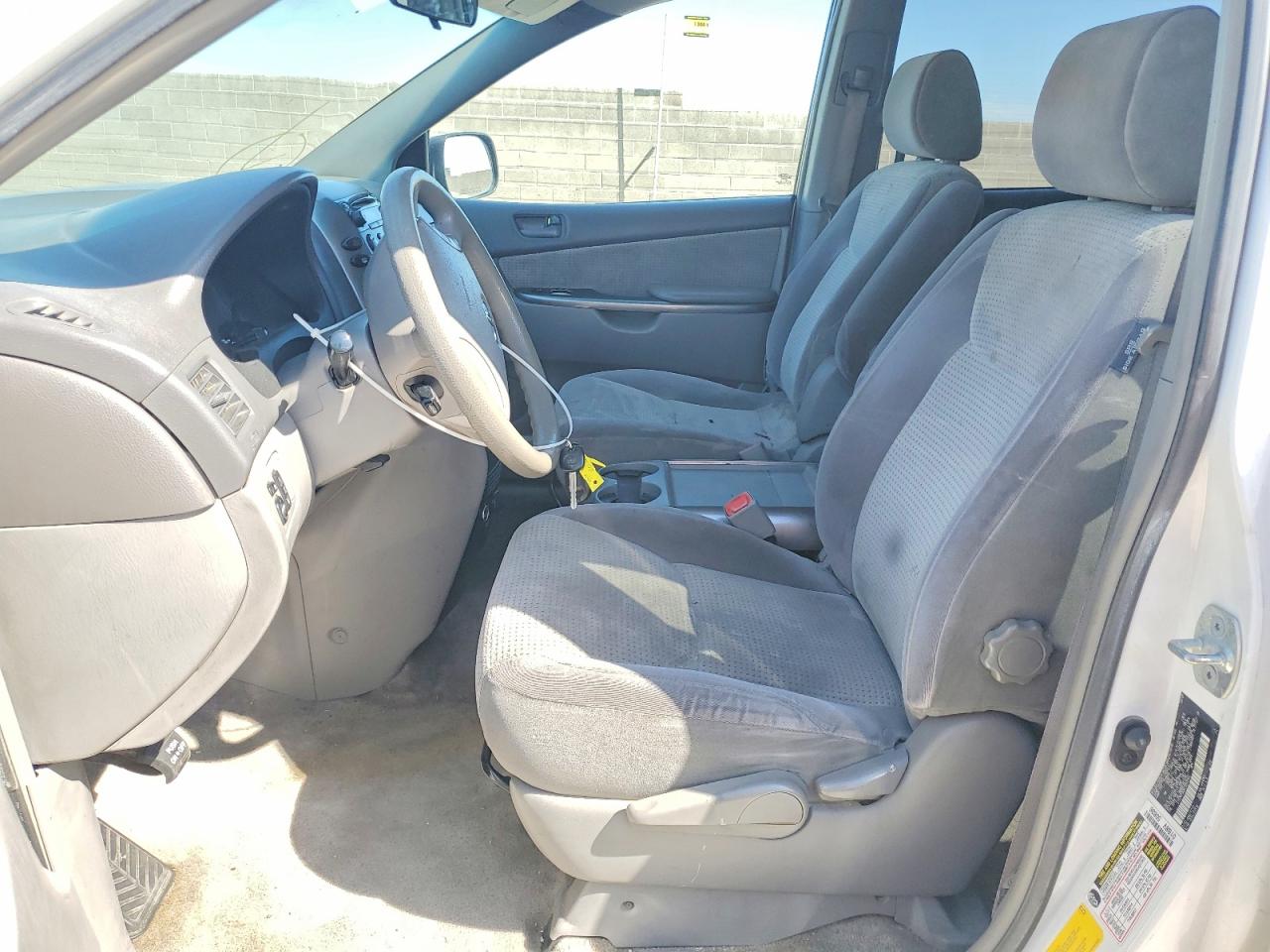 2007 Toyota Sienna Le 8-passenger White vin: 5TDZK23C87S049103