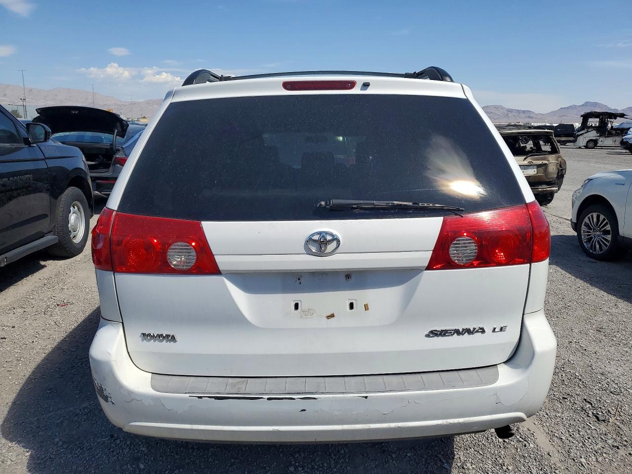 2007 Toyota Sienna Le 8-passenger White vin: 5TDZK23C87S049103