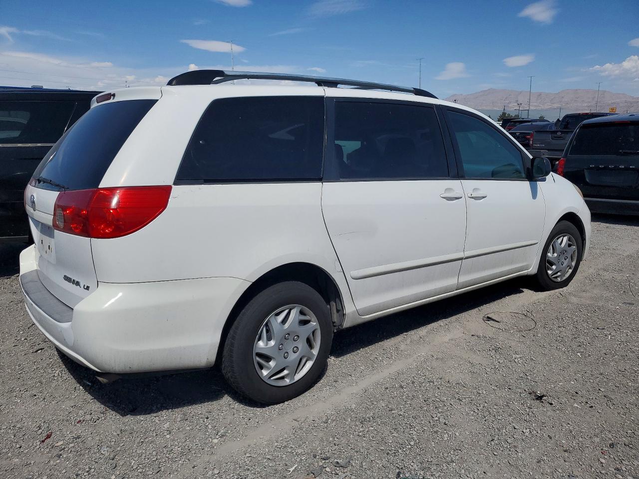 2007 Toyota Sienna Le 8-passenger White vin: 5TDZK23C87S049103